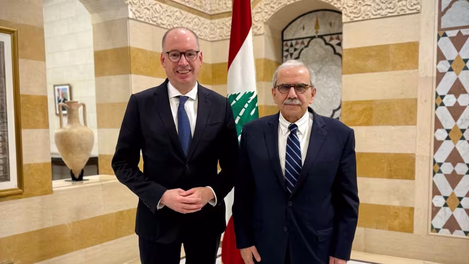 Der libanesische Premierminister Nawaf Salam (rechts) und der Parlamentarische Staatssekretär Niels Annen bei ihrem Treffen in Beirut
