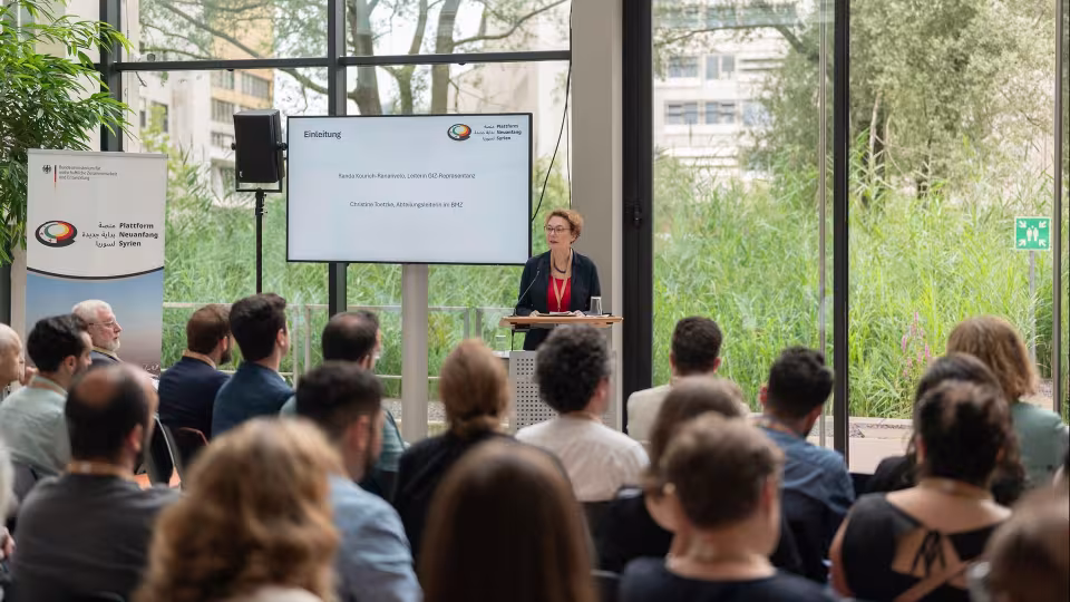 Christine Toetzke, Abteilungsleiterin im BMZ, begrüßte die Teilnehmenden beim ersten Präsenztreffen der Plattform „Neuanfang für Syrien“ in Berlin.