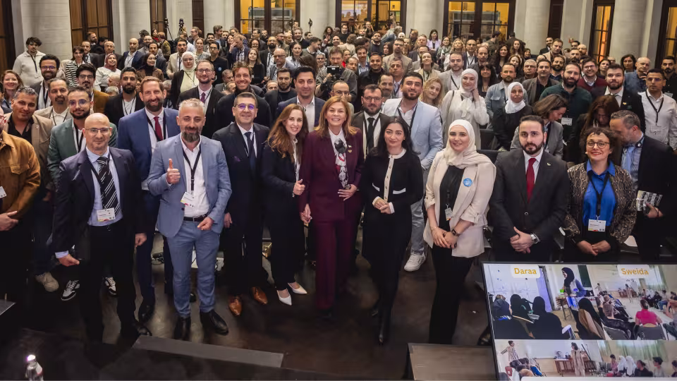 Gruppenfoto der Jahresveranstaltung der Plattform "Neuanfang für Syrien" im April 2026.