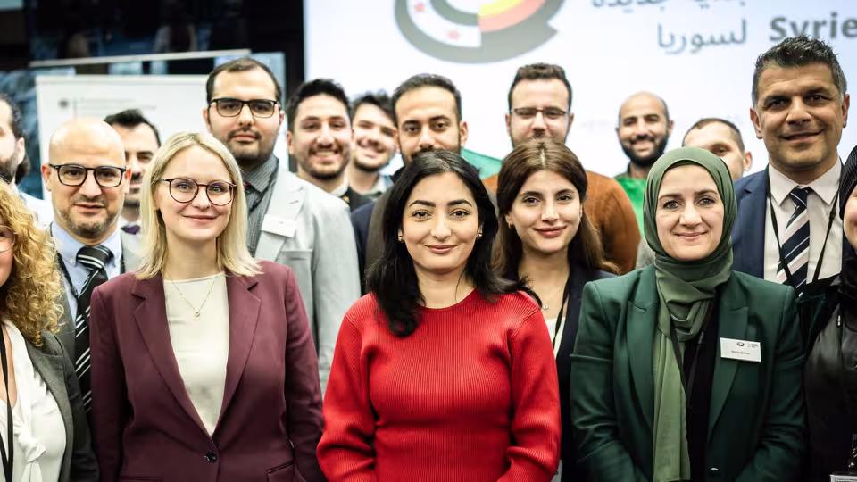 Ein Gruppenfoto mit der Bundesministerin, der Staatsministerin und Anwesenden der syrischen Diaspora.