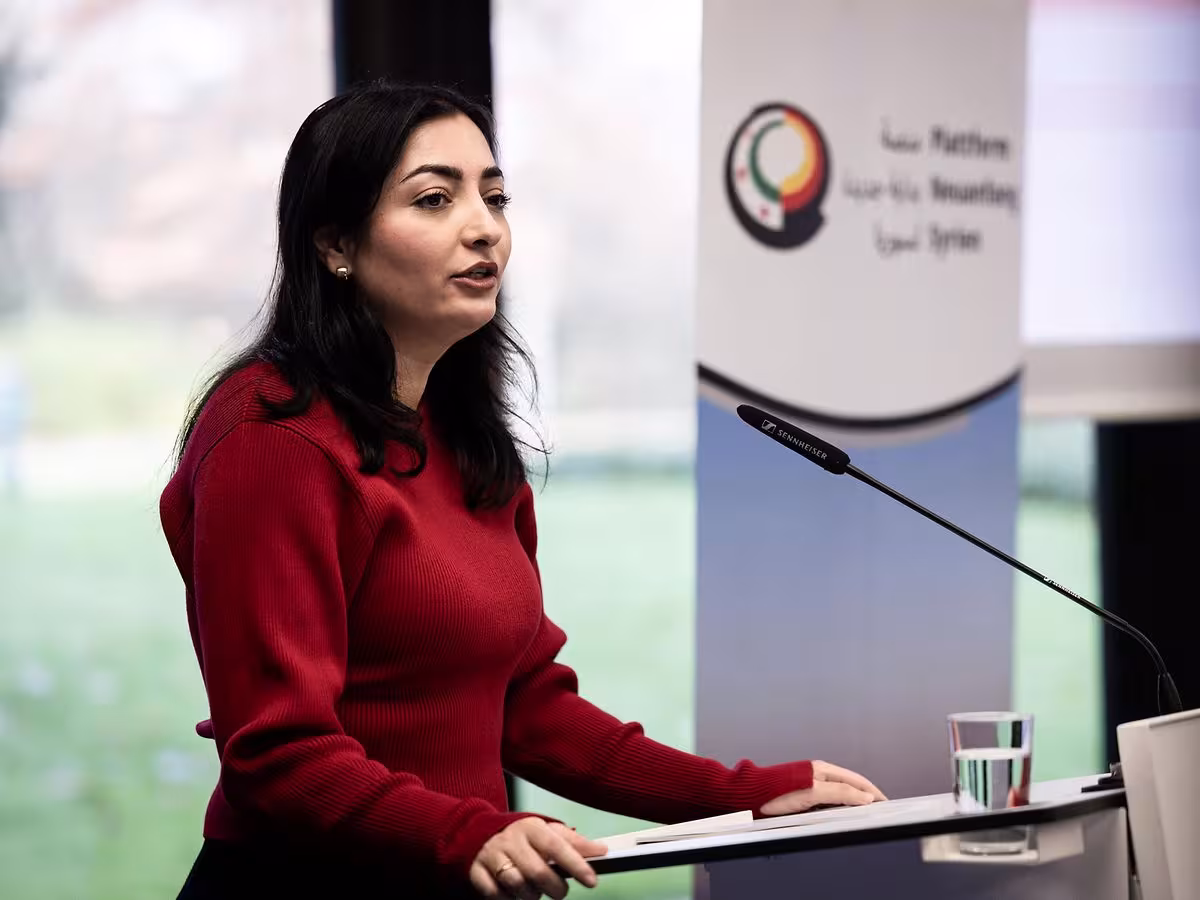 Die Bundesministerin Reem Alabali Radovan spricht mit den Anwesenden der syrischen Diaspora.