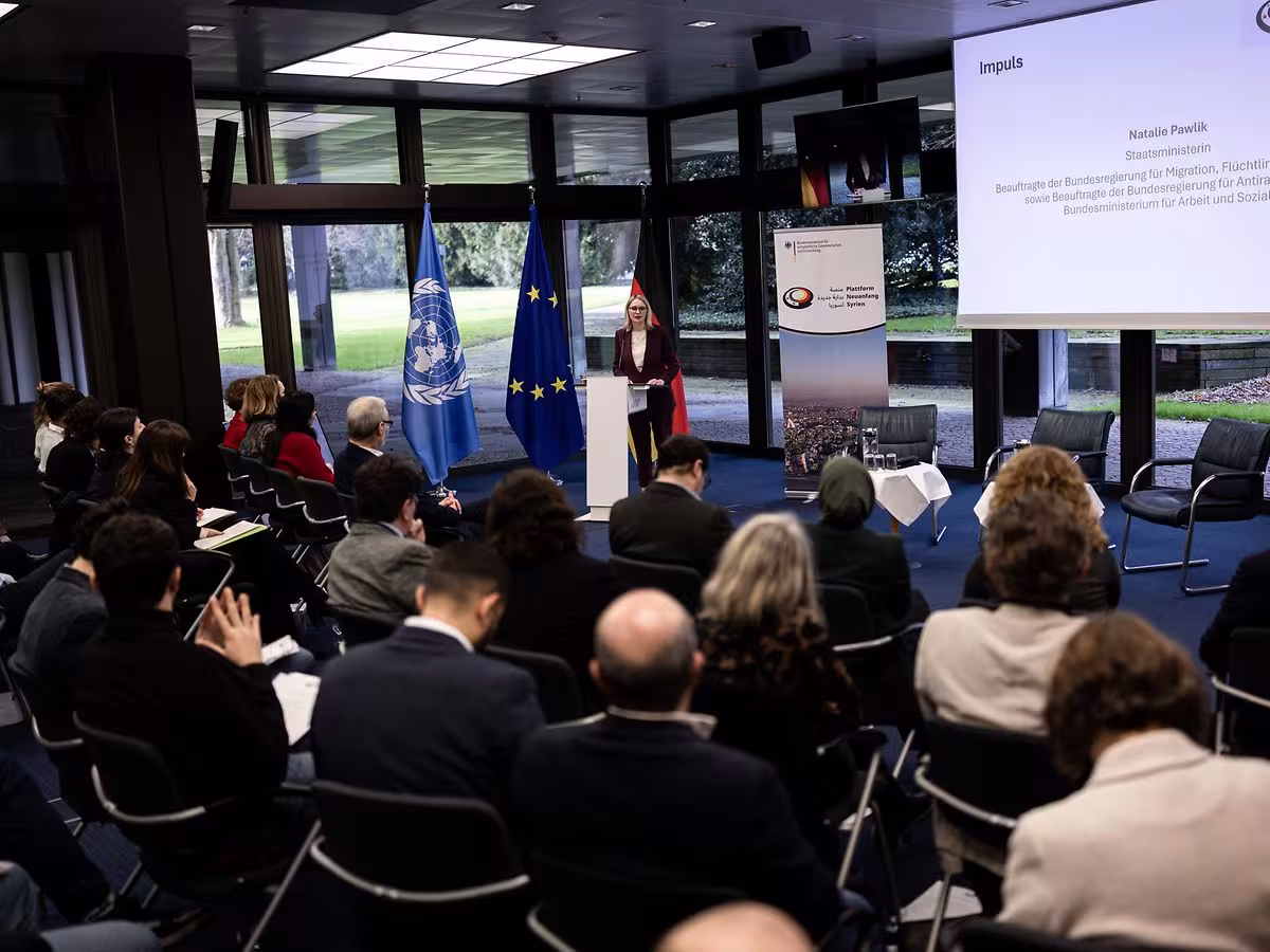 Die Staatsministerin Pawlik spricht mit den Anwesenden der syrischen Diaspora.